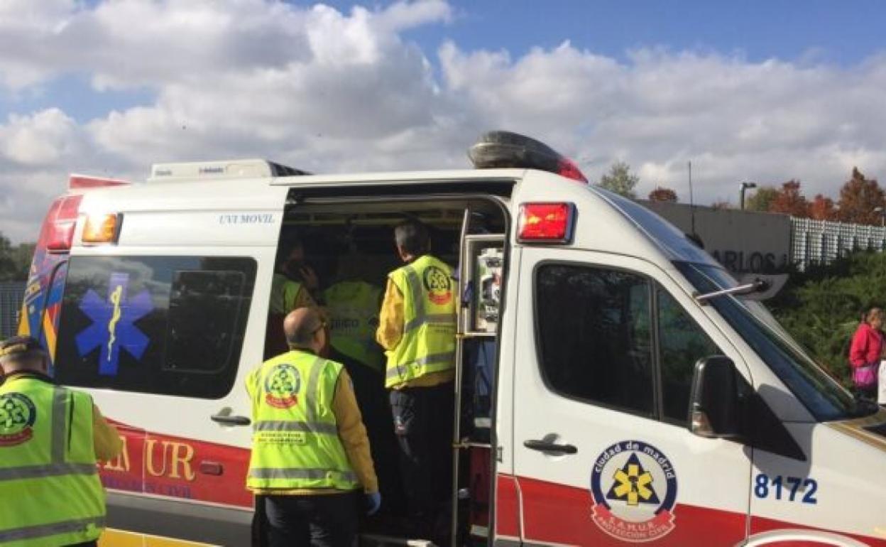 Una ambulancia de los servicios sanitarios del Samur en Móstoles.