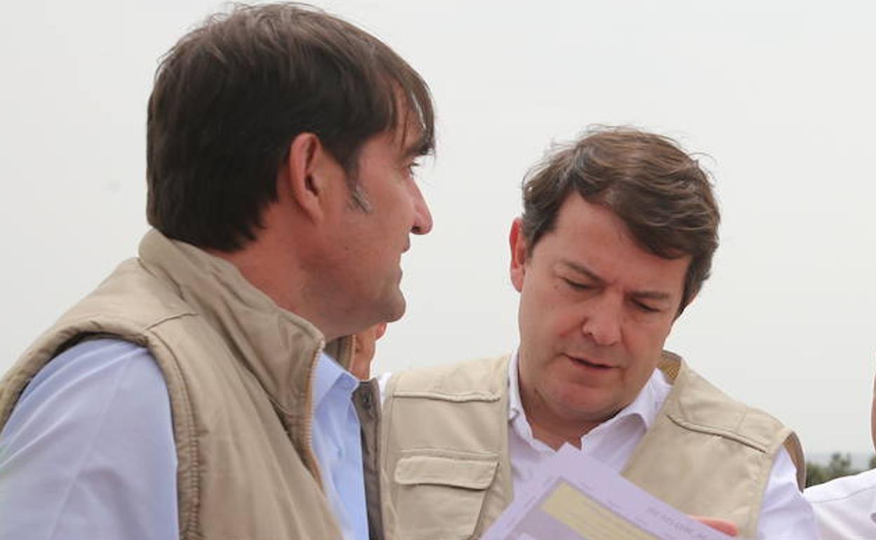 El consejero de Medio Ambiente, Juan Carlos Suárez-Quiñones, y el presidente de la Junta de Castilla y León, Alfonso Fernández Mañueco, en la Sierra de la Culebra.