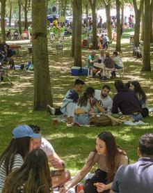 Imagen secundaria 2 - Arriba, la paella popular de Aspace. Abajo a la izquierda, participantes en el canravalito, a la derecha, grupos en la degustación populart en la Fuencisla. 