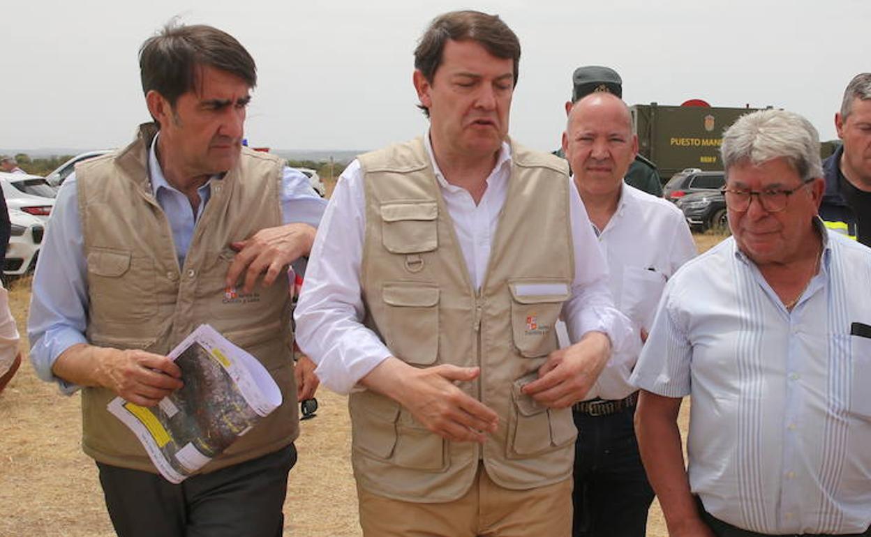 Juan Carlos Suárez-Quiñones, consejero de Medio Ambiente (izquierda) visita el puesto de mando de Sarracín de Aliste junto al presidente de la Junta, Alfonso Fernández Mañueco. 