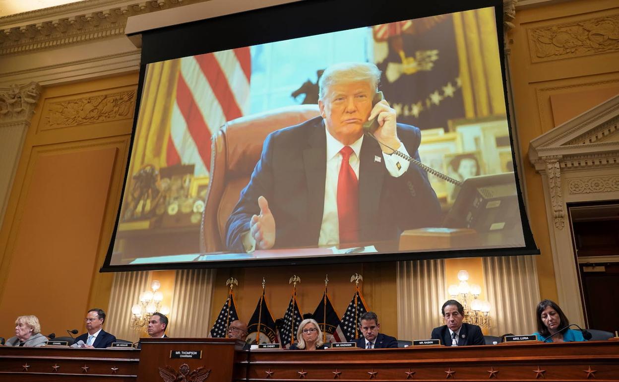 Los investigadores del asalto al Capitolio visionan un vídeo donde aparace Donald Trump.