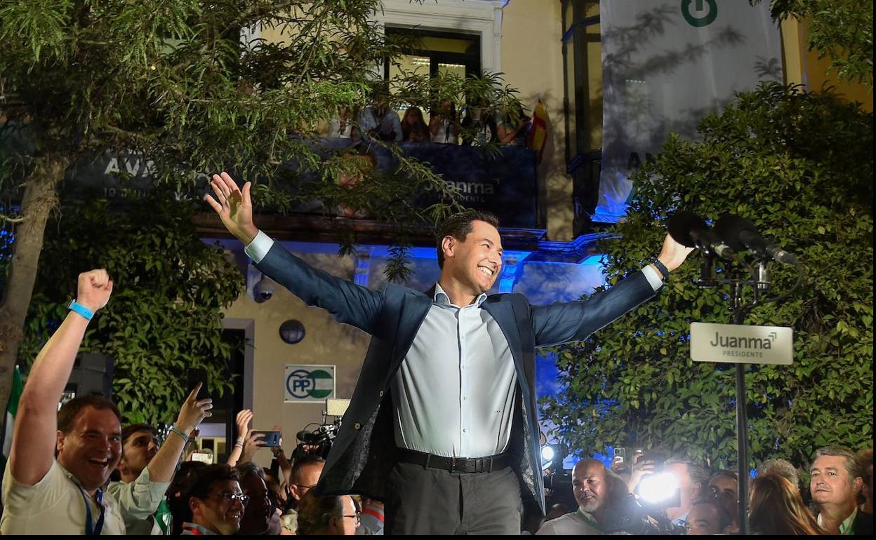 Juanma Moreno celebra su éxito electotral en la noche del 19 de junio.