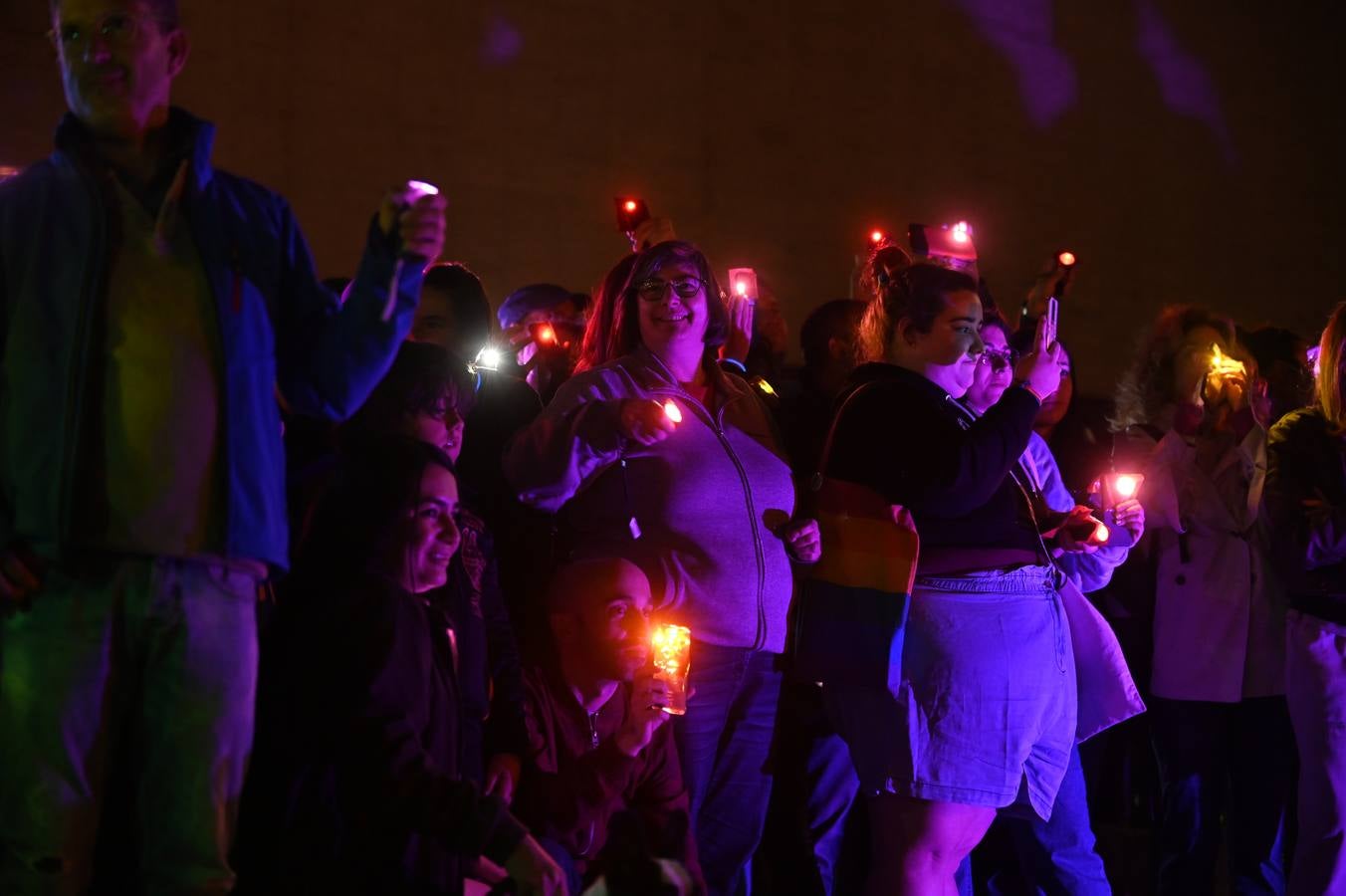 Fotos: Protesta en las Cortes ante la negativa de Vox a iluminar el edificio con los tonos de la bandera del Orgullo LGBTI