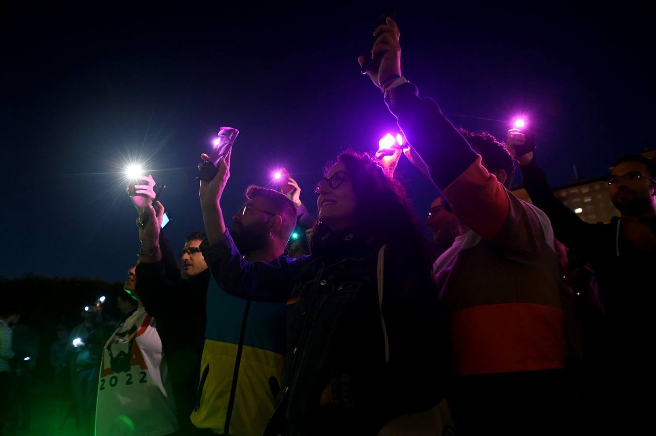 Fotos: Protesta en las Cortes ante la negativa de Vox a iluminar el edificio con los tonos de la bandera del Orgullo LGBTI