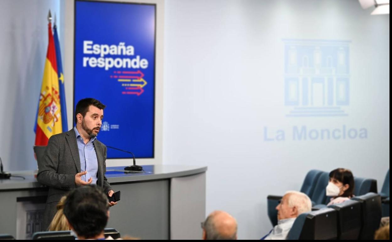 Ion Antolín, en una rueda de prensa en La Moncloa.