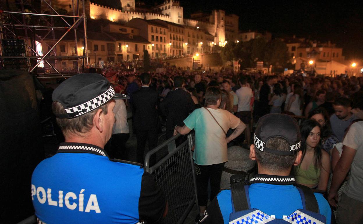 Policías locales controlan la aglomeración de personas en uno de los actos de las fiestas de Segovia. 