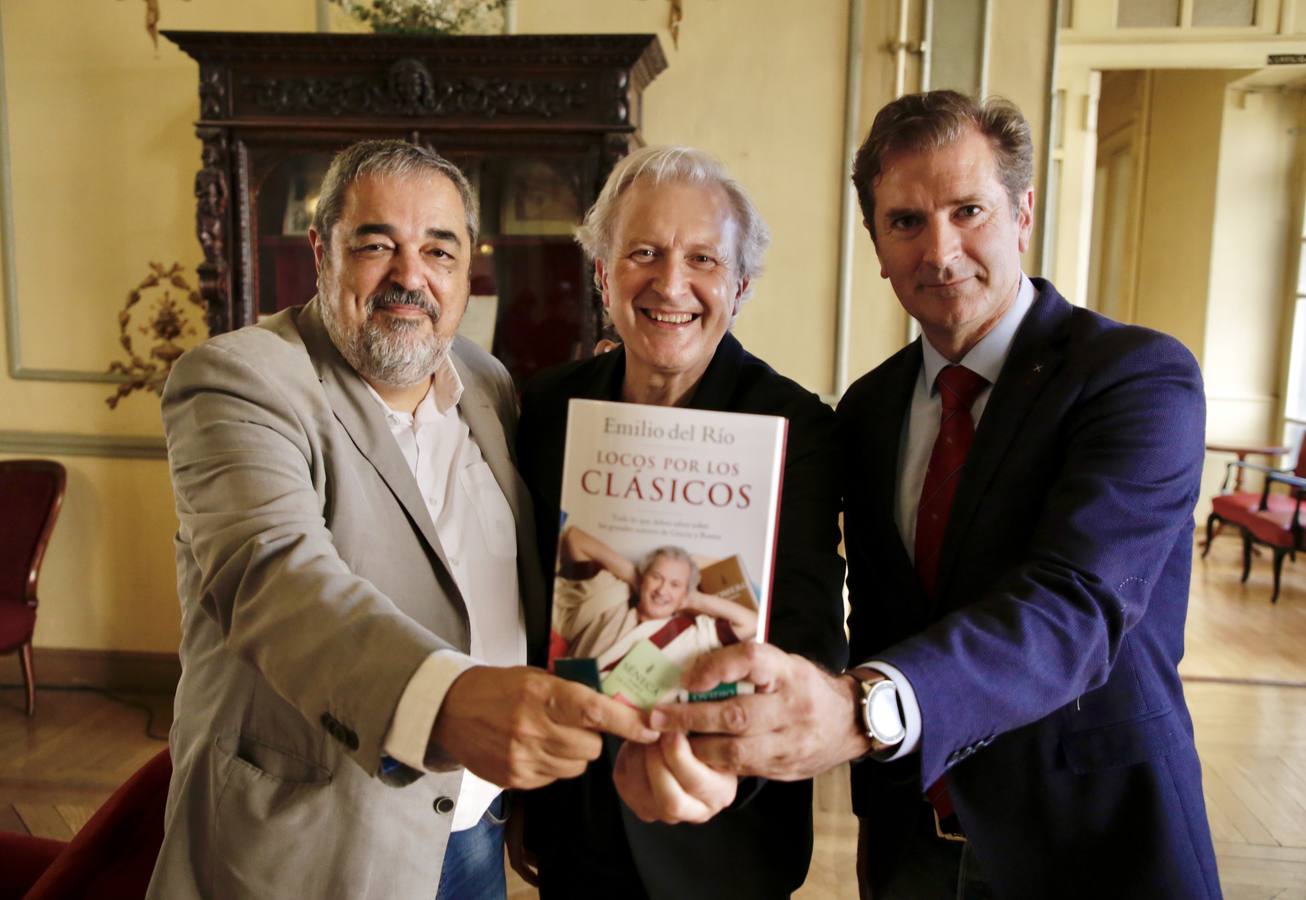 Fotos: Emilio del Río vuelve a encantar al público del Aula de Cultura