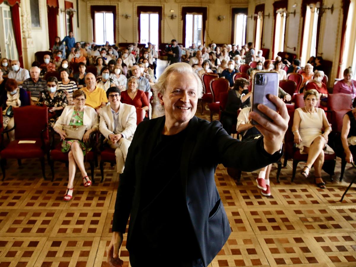 Fotos: Emilio del Río vuelve a encantar al público del Aula de Cultura