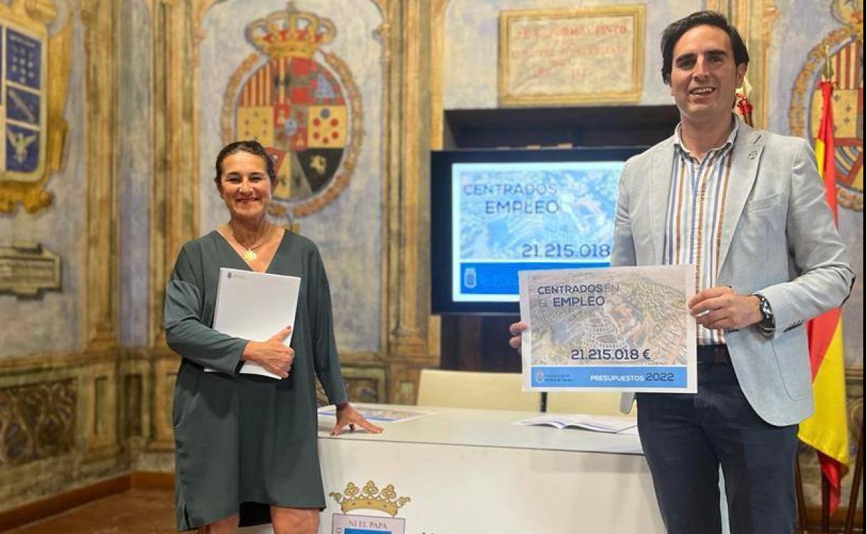 El alcalde, Guzmán Gómez, y la concejala Olga Mohíno.