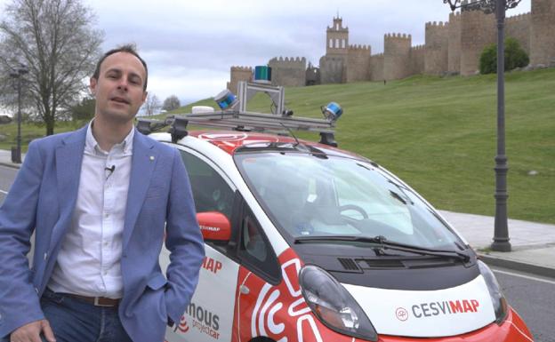 Rodrigo Encinar, junto al vehículo autónomo de nivel 4 que ayer se probó en Ávila.