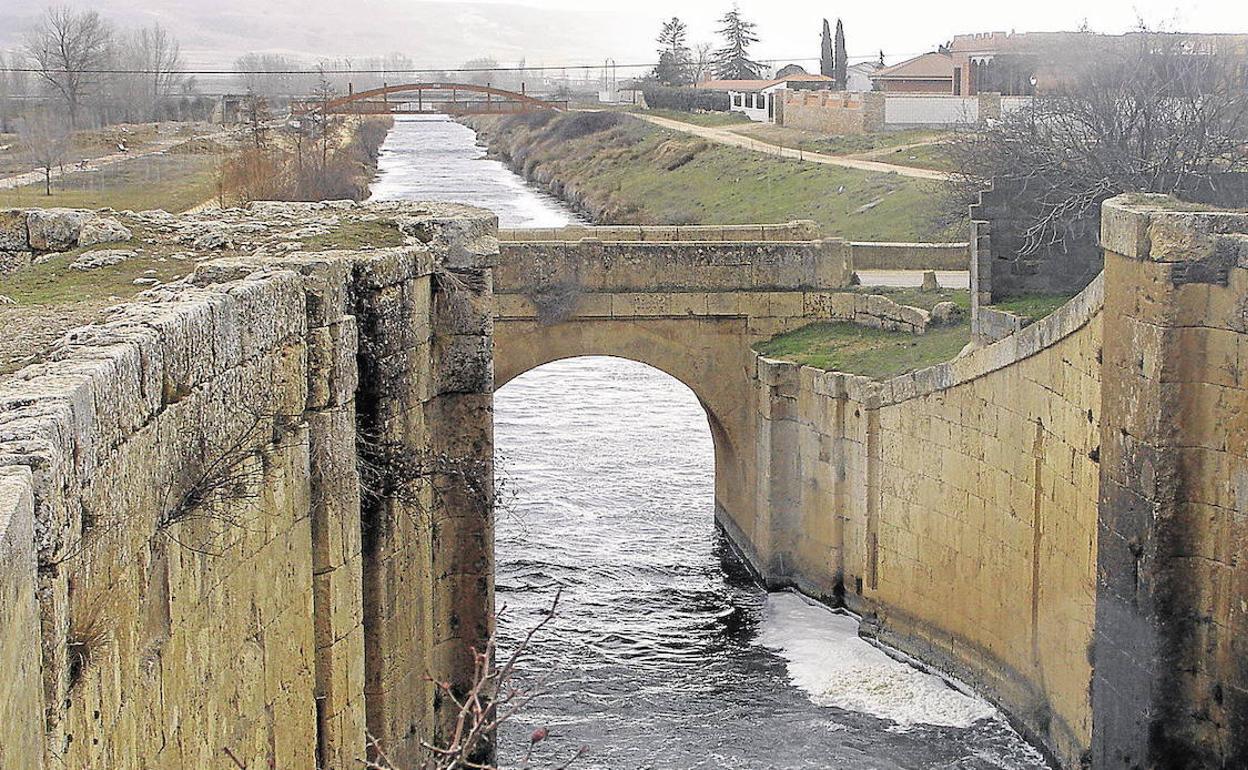 El Canal de Castilla, a su paso por Grijota. 