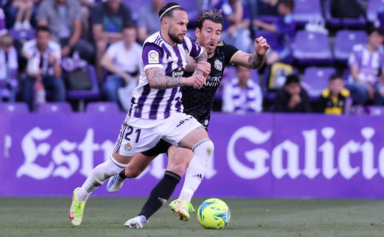 Iván Sánchez conduce el balón en el partido ante la Ponferradina. 