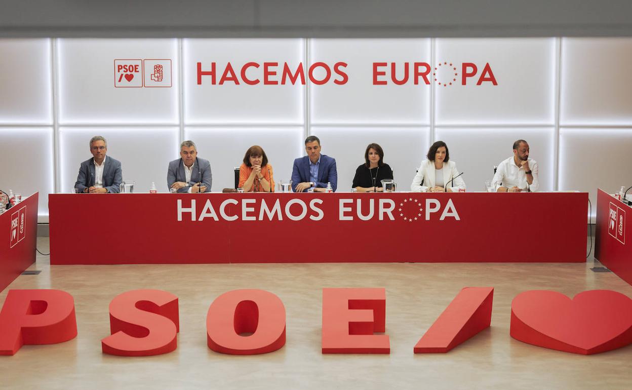 Pedro Sánchez, en el centro, en la última ejecutiva federal del OSOE.