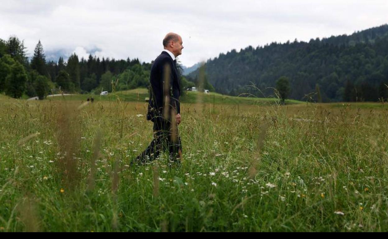 Scholz camina por las campiñas que rodean el castillo de Elmau, sede de la cumbre del G7.