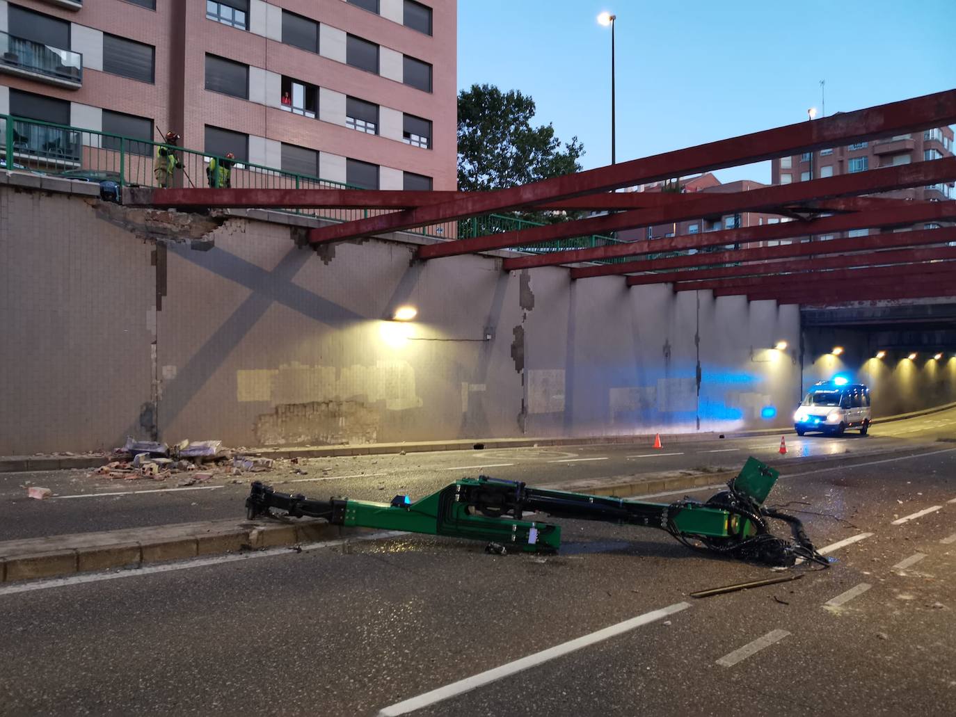 Fotos: Cerrado al tráfico el túnel de la Circular por riesgo de caída de las vigas hasta evaluar los daños