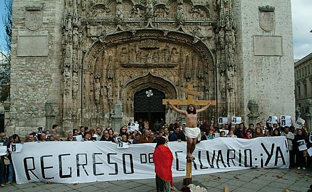 Protesta de vecinos de Ciudad Rodrigo en Valladolid, en noviembre de 2004. 