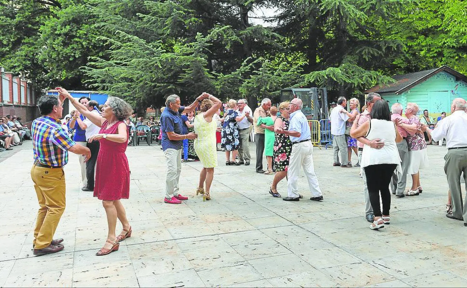 Un grupo de personas baila en una pasada edición de las verbenas clásicas. 