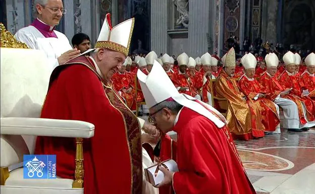 Luis Argüello besa la mano del Papa Francisco tras recibir el palio. 