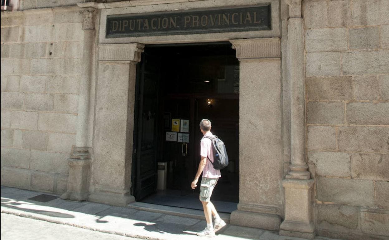Entrada al Palacio Provincial en la calle San Agustín, sede de la Diputación de Segovia. 