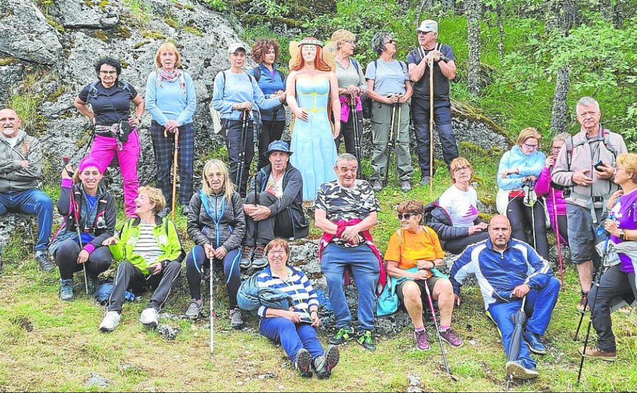 Participantes en la ruta por la senda propuesta. 