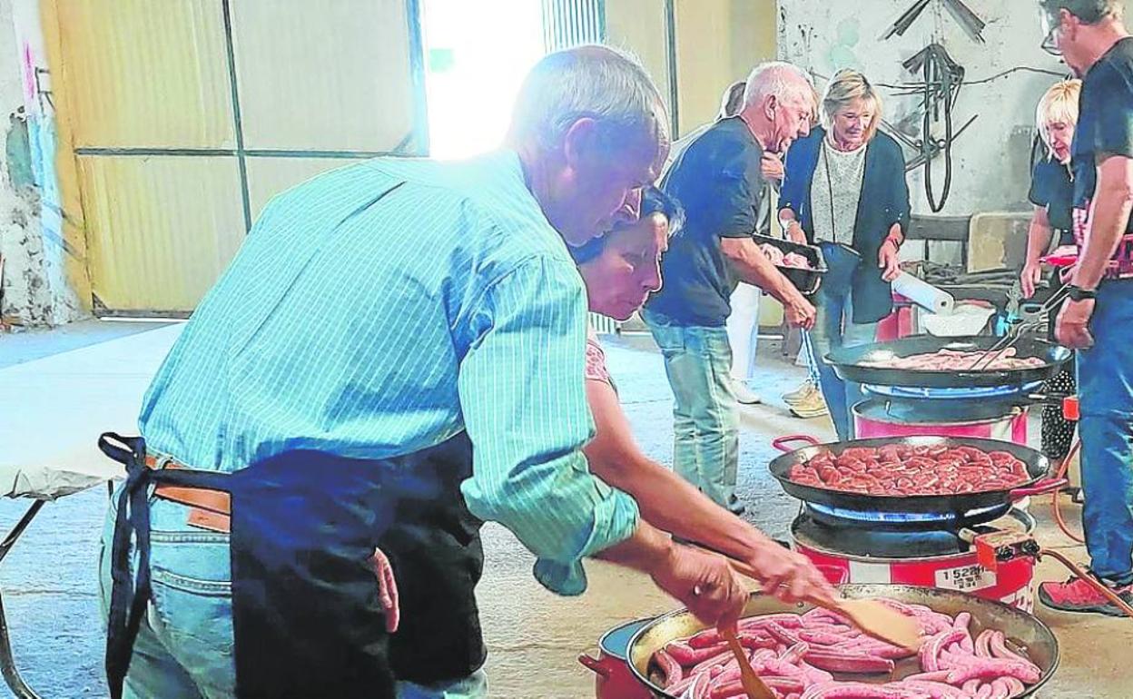 Integrantes de la Asociación Santa Bárbara preparan las viandas de una de las degustaciones.