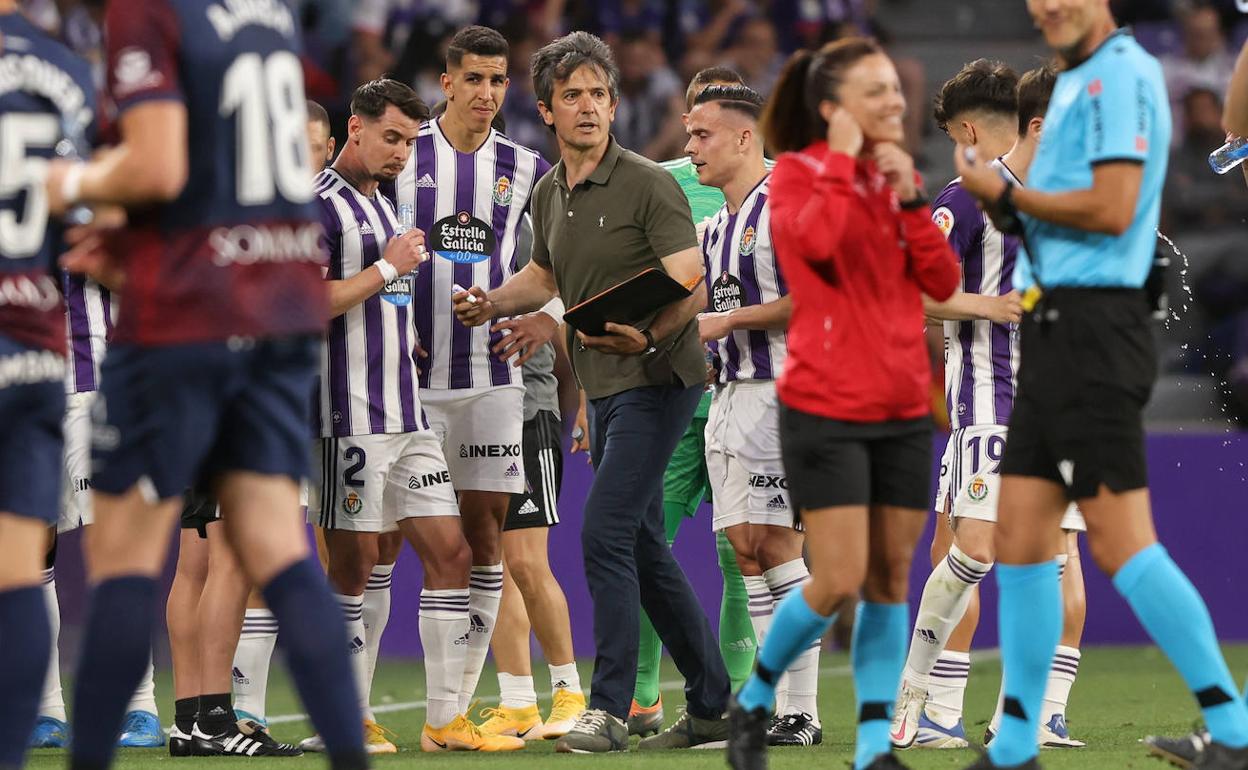 Pacheta, rodeado por Luis Pérez, El Yamiq y Roque Mesa durante el partido ante el Huesca. 