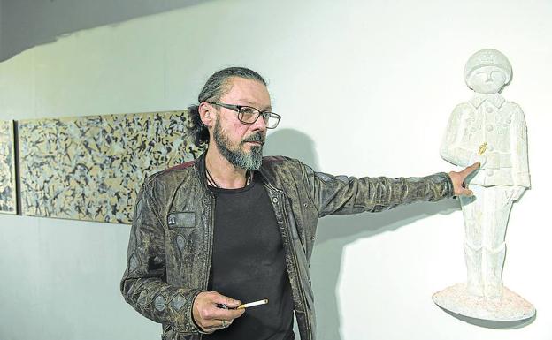 Oleh Kalashnik. Este artista ucraniano de Járkov montó una exposición premonitoria: dos días antes del inicio de la invasión, inauguró una muestra sobre las devastadoras consecuencias de la guerra. Ahora asegura que no puede crear nada.