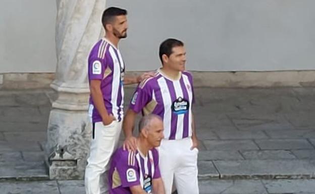 Víctor, Landáburu y Alberto López, con las camisetas. 