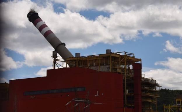 Demolición de la última chimenea de la Térmica.