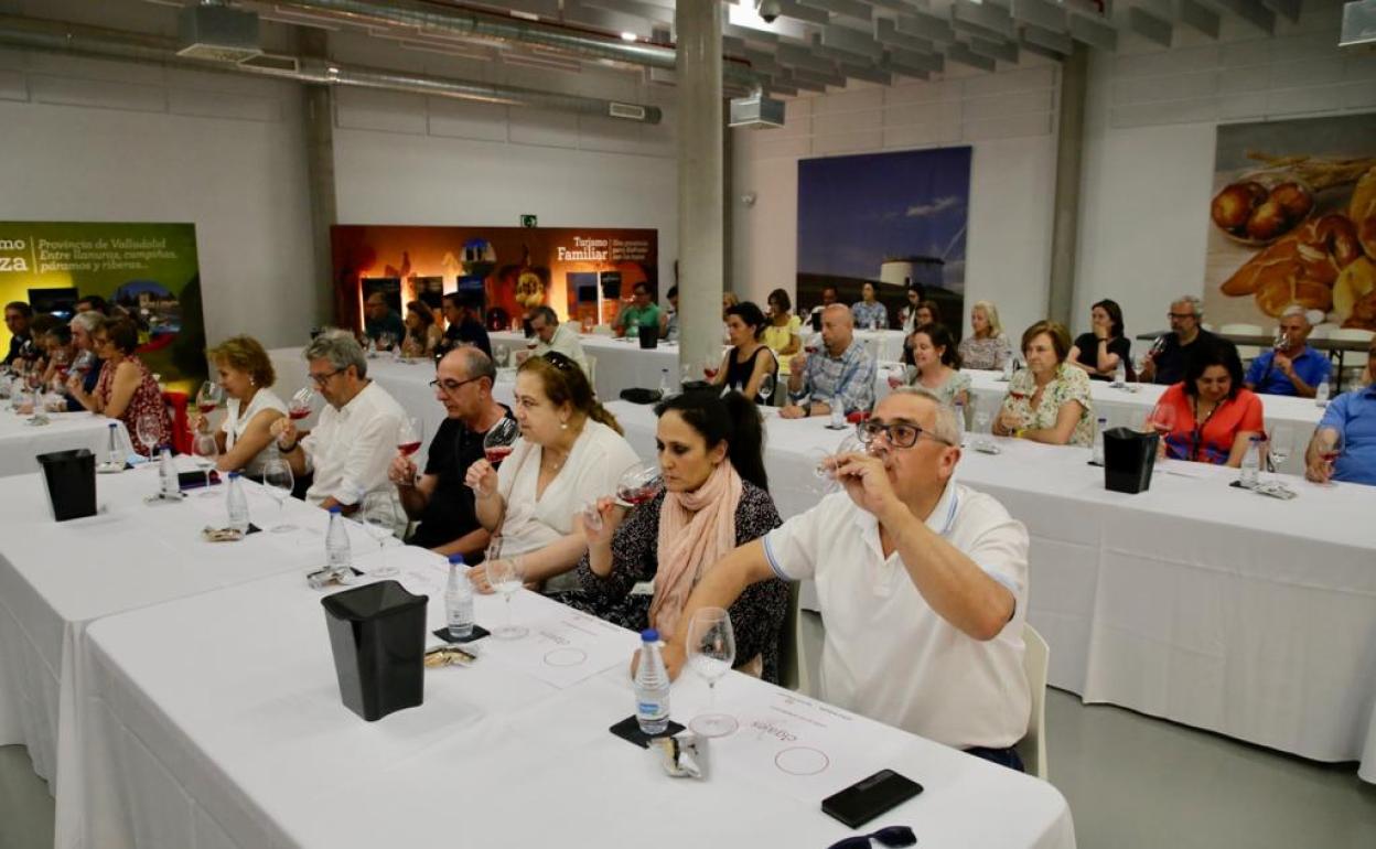 Un momento de la cata en la que participaron los suscriptores de El Norte con la DO Cigales. 