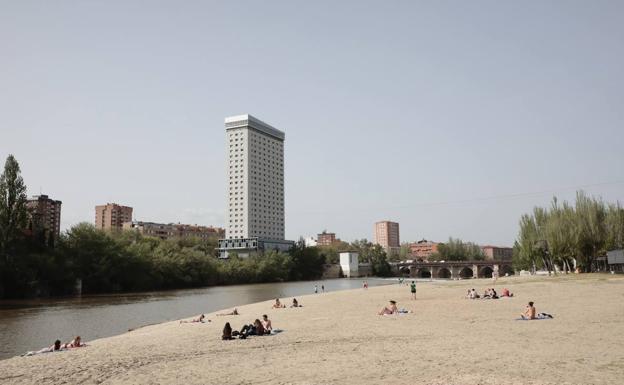 Vista de la playa de Las Moreras, con el edificio Duque de Lerma y el Puente Mayor en el paisaje.