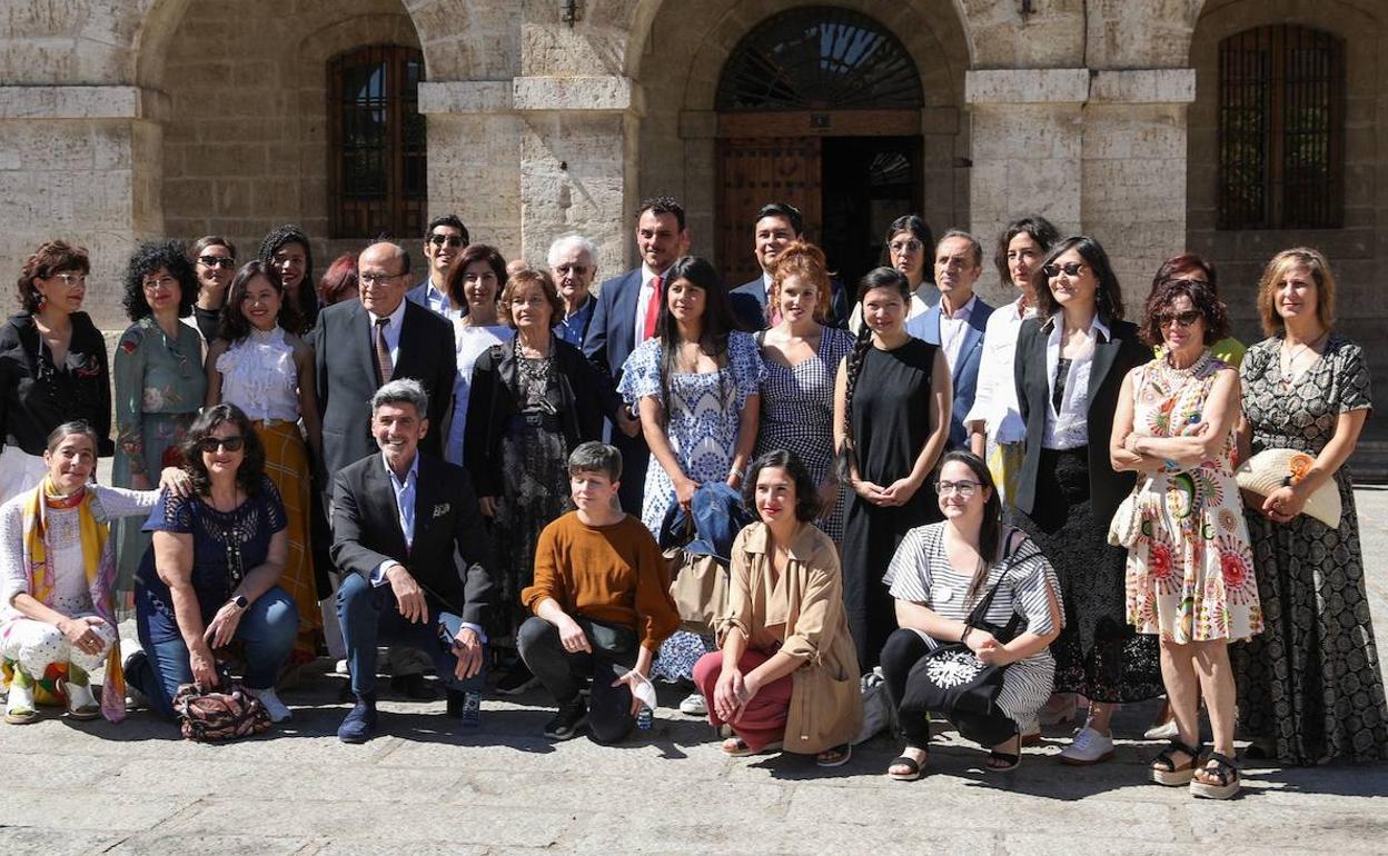 Las autoridades y artistas participantes, en la inauguración de la muestra. 