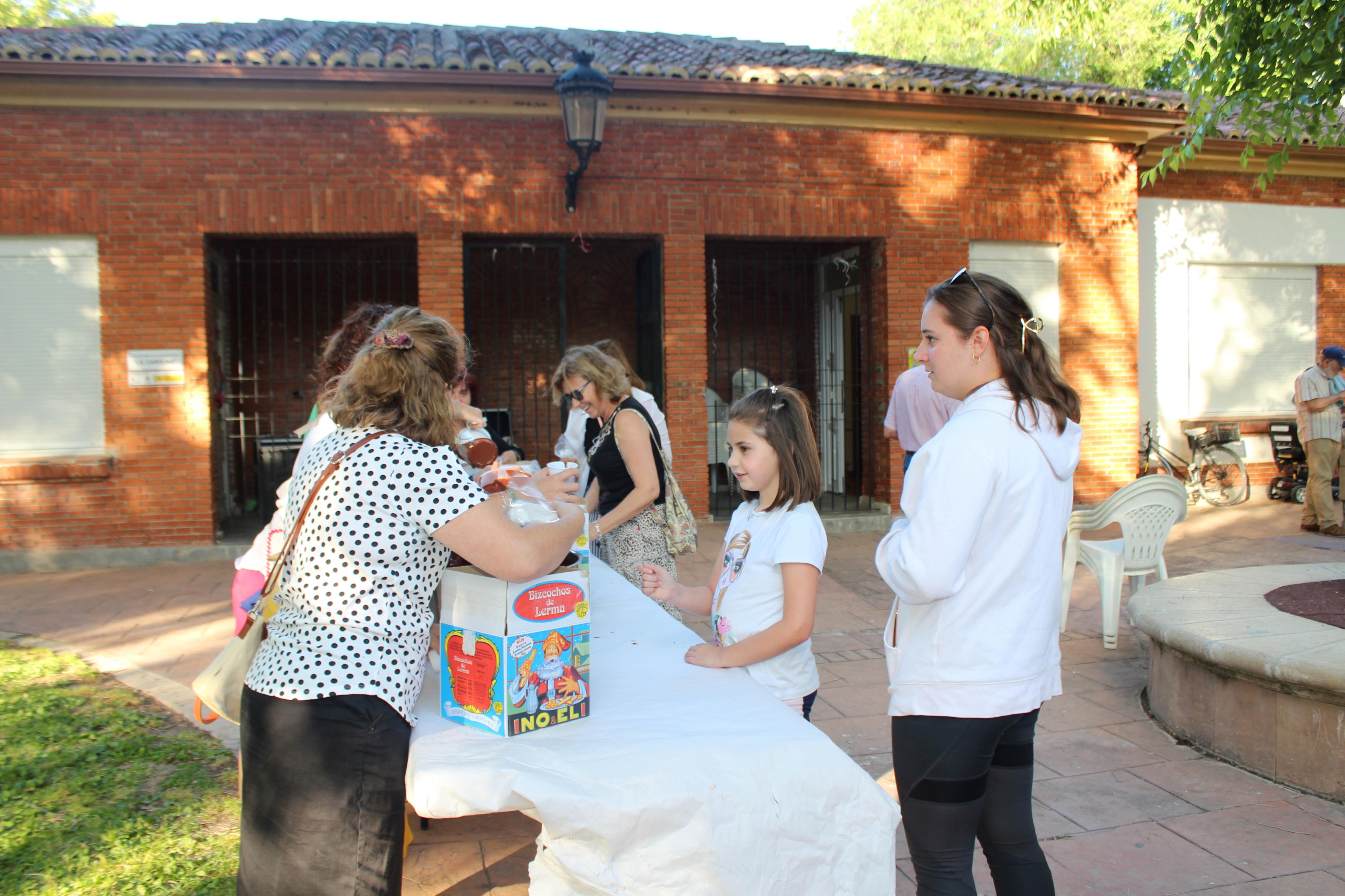 Las Amas de Casa repartieron alrededor de cincuenta litros de chocolate