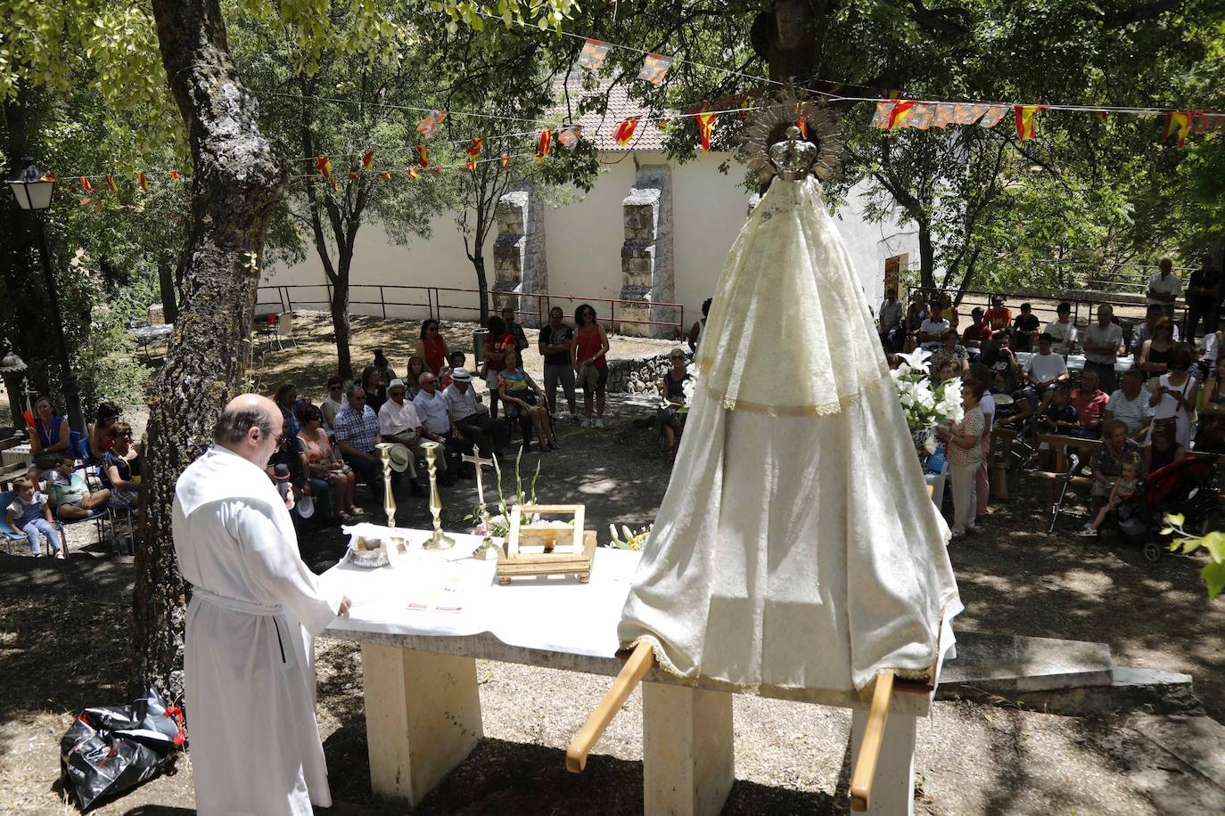 Un momento de la romería haia la ermita.