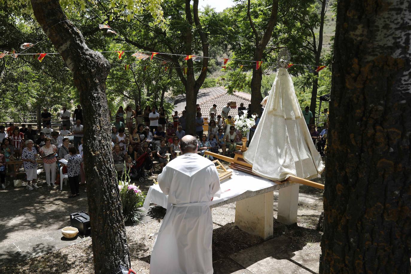 Un momento de la romería haia la ermita.