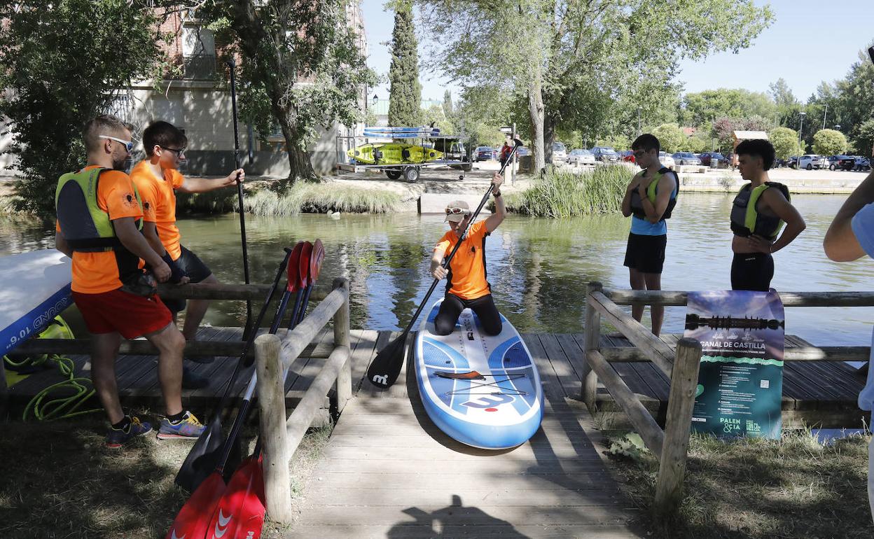 Un joven prueba en seco una de las tablas de paddle surf.
