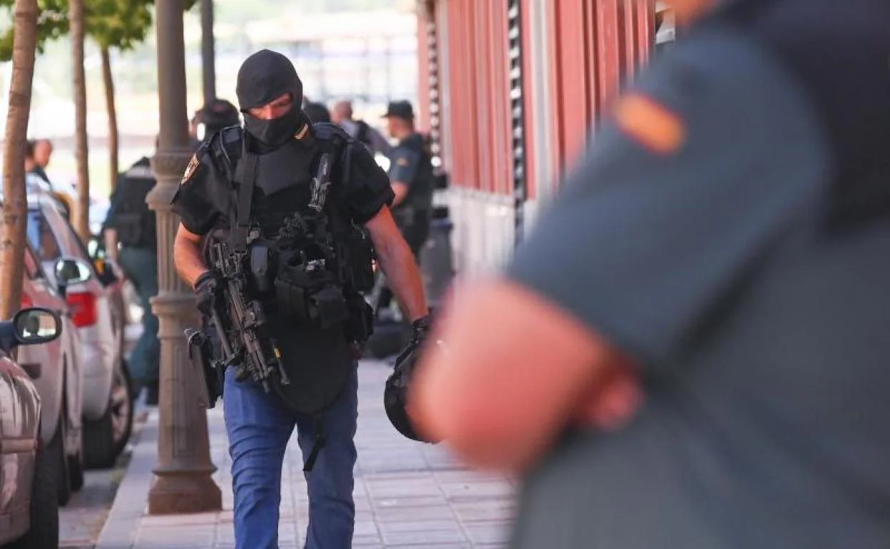 Un agente de la UEI durante la operación del viernes en Santovenia.