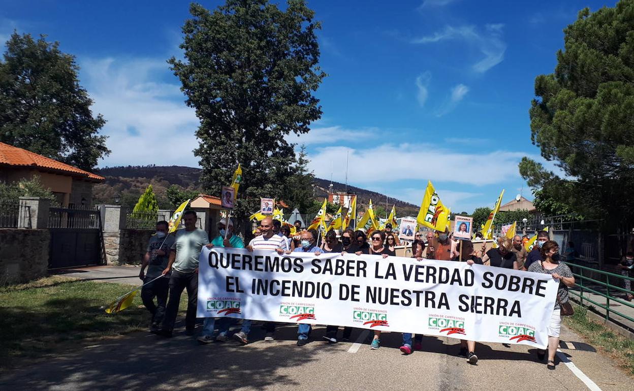 erca de 400 personas reclaman en Villardeciervos (Zamora) «conocer la verdad» sobre las primeras horas del incendio en la Sierra de la Culebra.