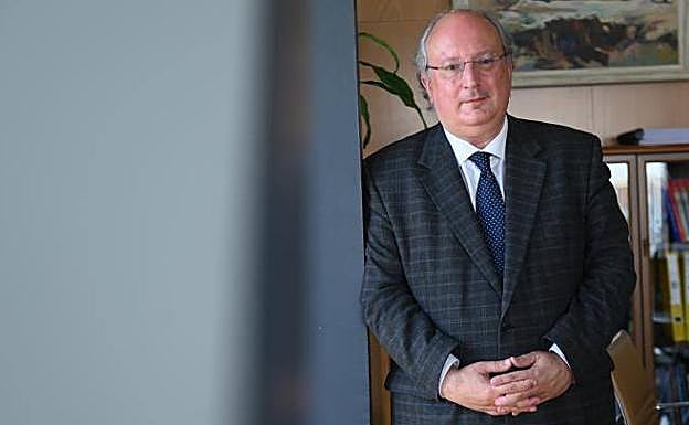 El presidente del CES, a la entrada de su despacho.