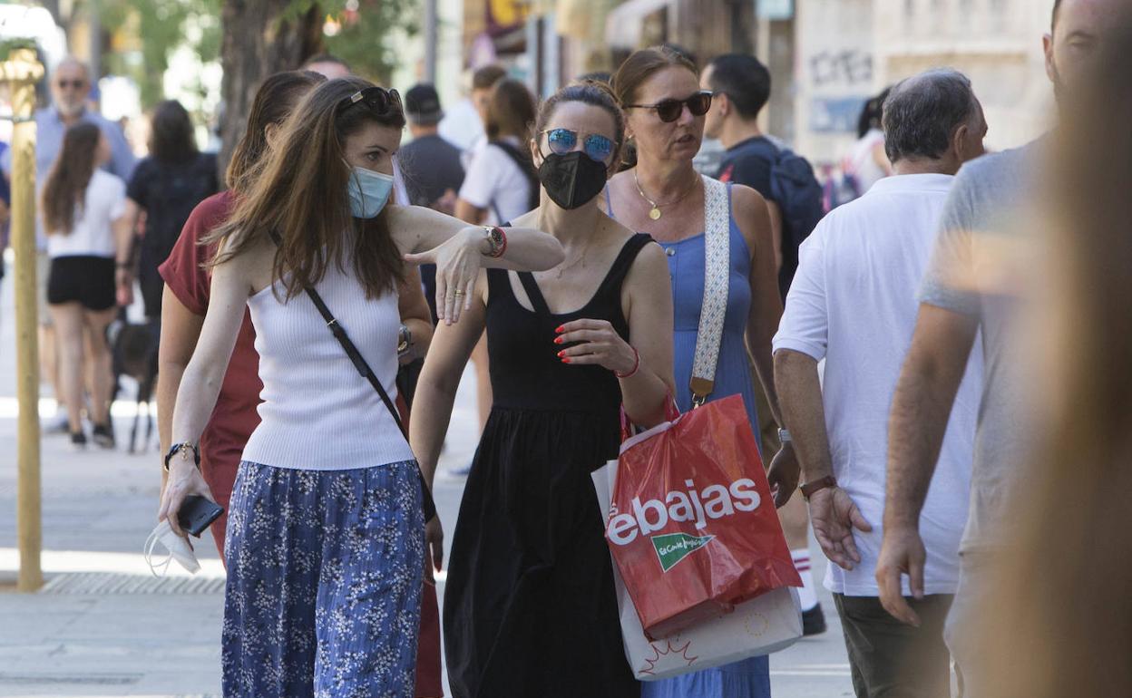 Unas jóvenes paseab por una calle de Valencia el pasado día 28 de junio.