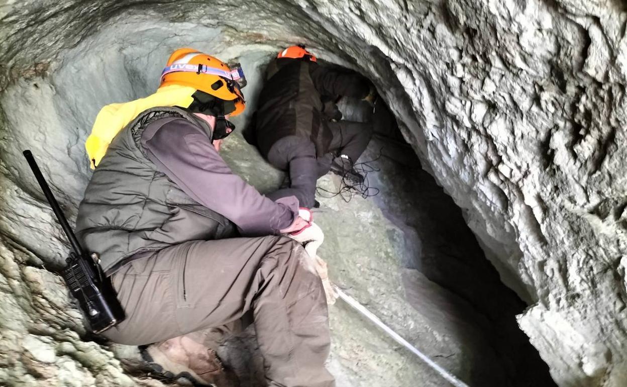 Los técnicos, a la entrada de la cueva para colocar una cámara térmica. 