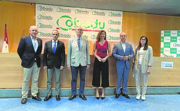 Jerónimo Lozano (Urcacyl), Fernándo Antúnez (subdiector de Cobadu), Rafael Sánchez Olea (director general Cobadu), la delegada de la Junta, Clara San Damián, el director general de Caja Rural de Zamora, Cipriano García) y Rosa María Alonso (jefa de Servicio de la Junta).