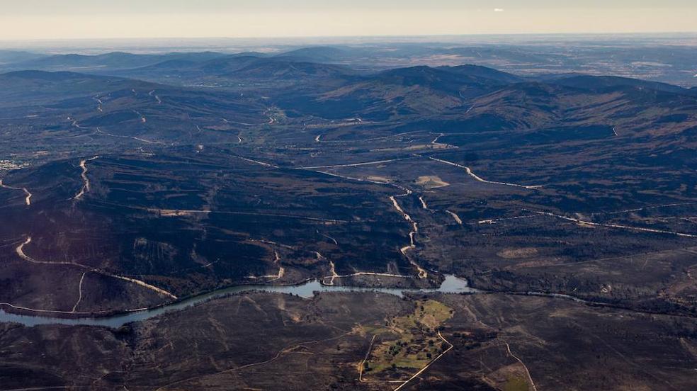 El terreno quemado por el incendio de la Sierra de la Culebra, desde el aire