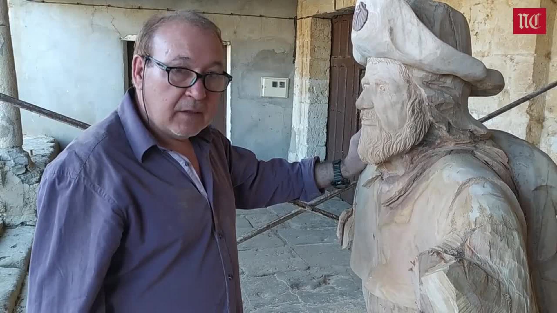 El escultor Ángel Martín talla en la calle la figura en homenaje al peregrino en Valverde de Campos