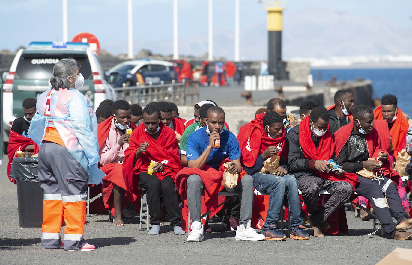 Inmigrantes subsaharianos rescatados en Lanzarote a bordo de botes neumáticos. 