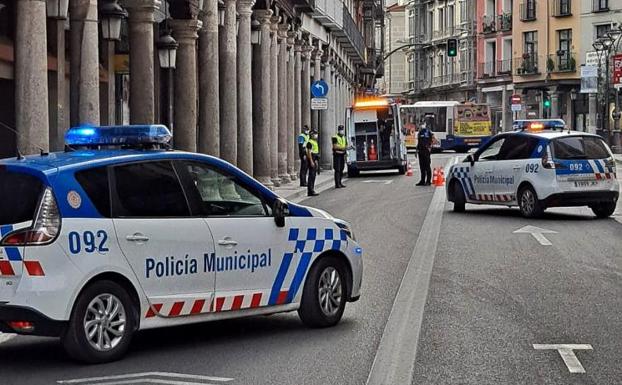 Choca contra una patrulla y triplica la tasa de alcohol en Valladolid