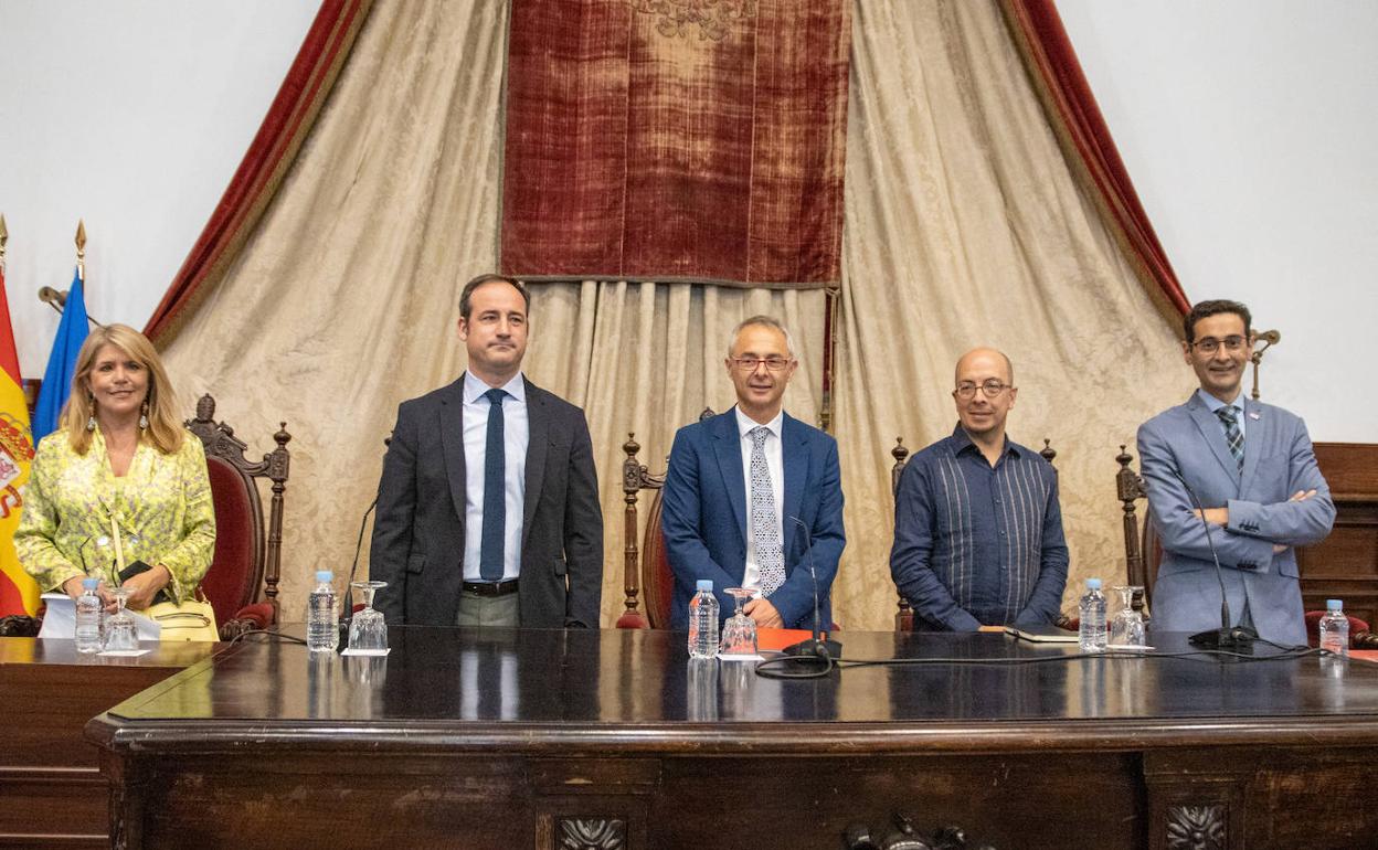 El rector de la USAL advierte de que no financiar sus proyectos para el PERTE del español sería «un error absoluto»