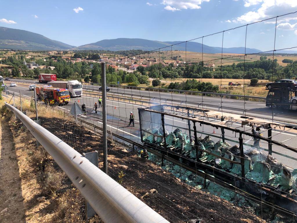 Servicios de extinción trabajan en la zona junto al camión, totalmente calcinado.