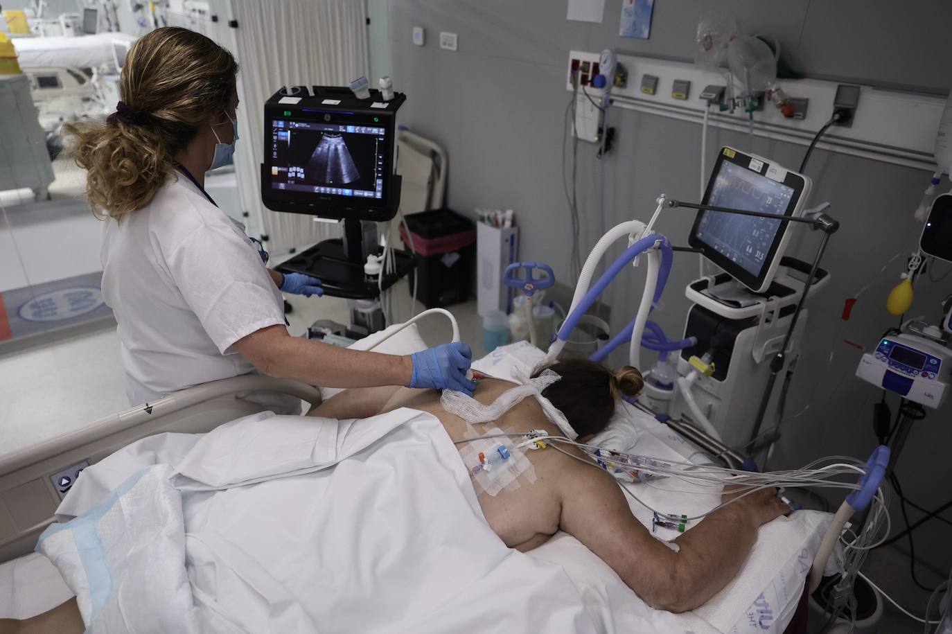 Una enfermera atiende a un paciente en una UCI del Hospital Zendal de Madrid. 