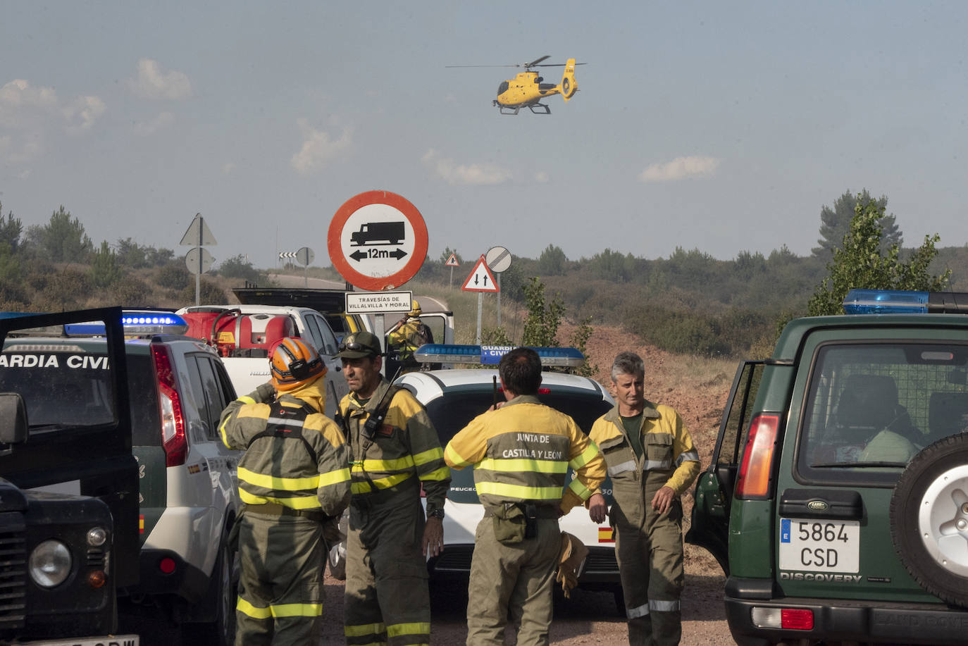 Servicios de extinción trabajan en Honrubia de la Cuesta para controlar el fuego.